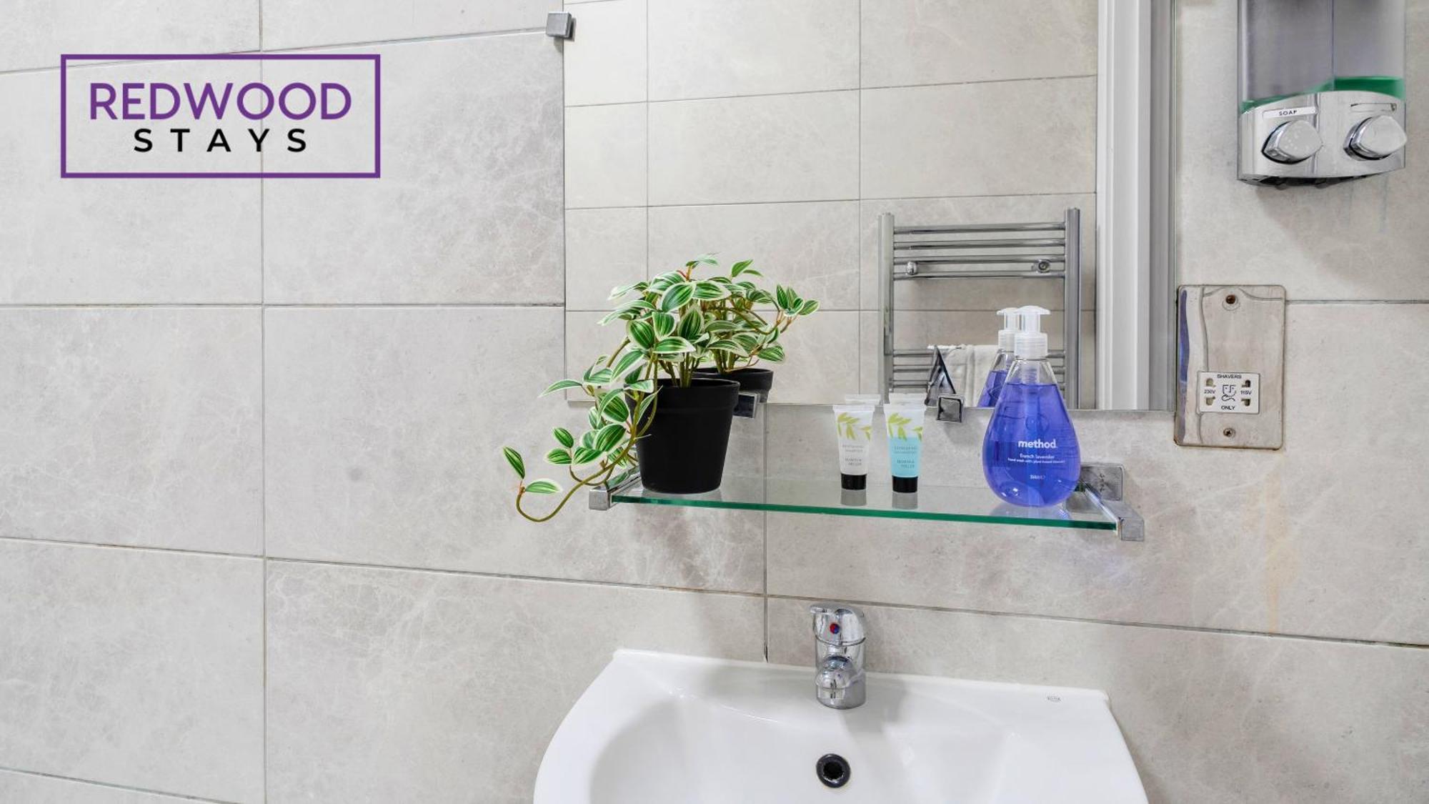 Newly Refurbished Everest Lodge Serviced Apartments For Contractors & Families, Free Wifi & Netflix By Redwood Stays Фарнборо Экстерьер фото