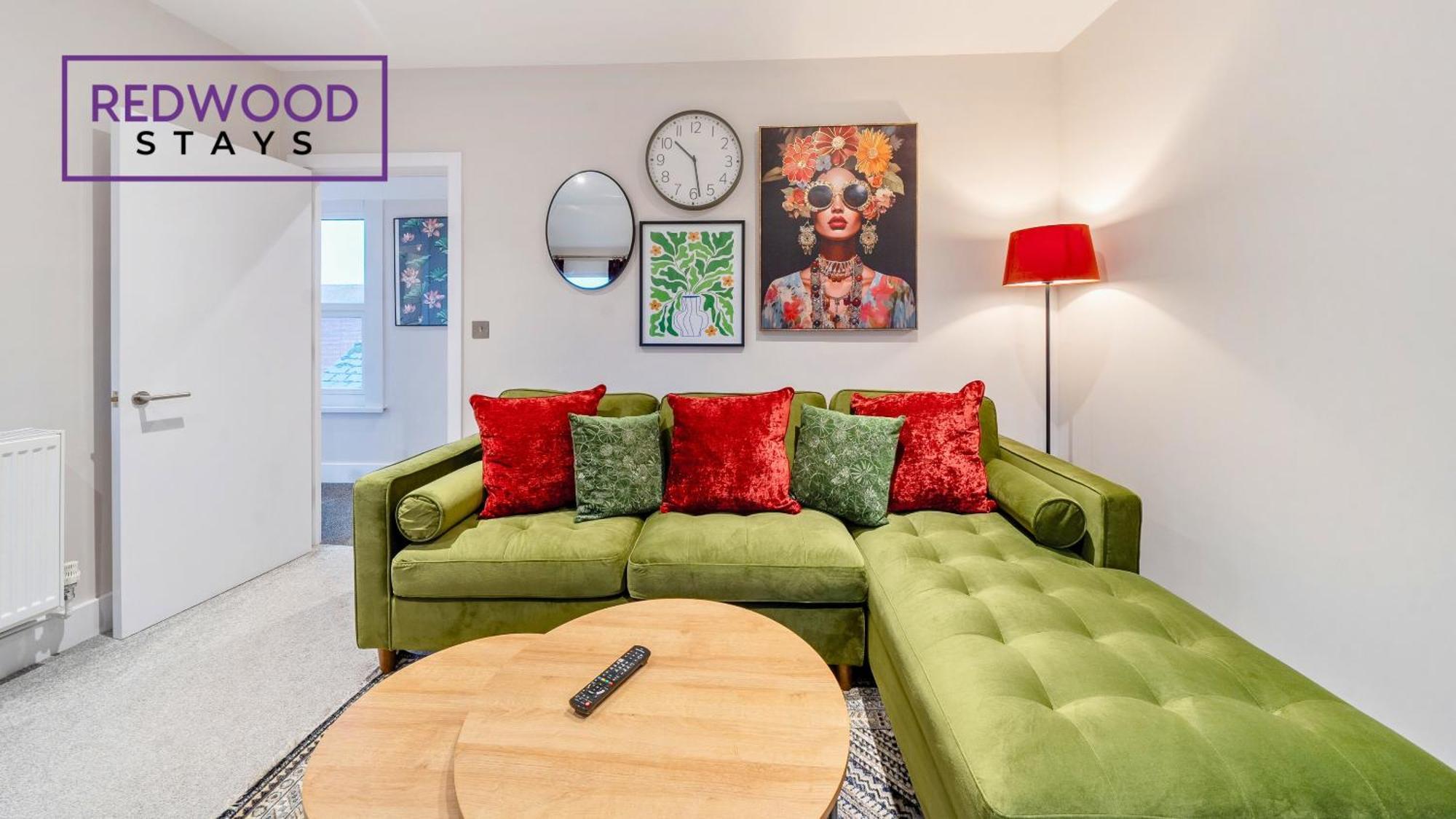 Newly Refurbished Everest Lodge Serviced Apartments For Contractors & Families, Free Wifi & Netflix By Redwood Stays Фарнборо Экстерьер фото