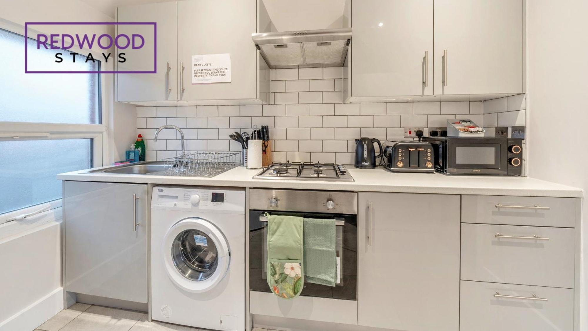 Newly Refurbished Everest Lodge Serviced Apartments For Contractors & Families, Free Wifi & Netflix By Redwood Stays Фарнборо Экстерьер фото