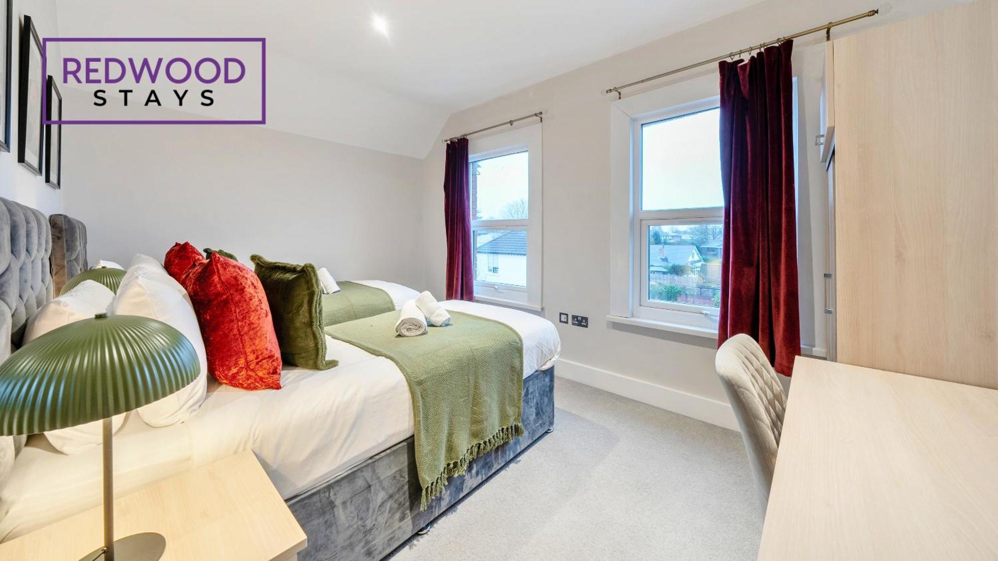 Newly Refurbished Everest Lodge Serviced Apartments For Contractors & Families, Free Wifi & Netflix By Redwood Stays Фарнборо Экстерьер фото