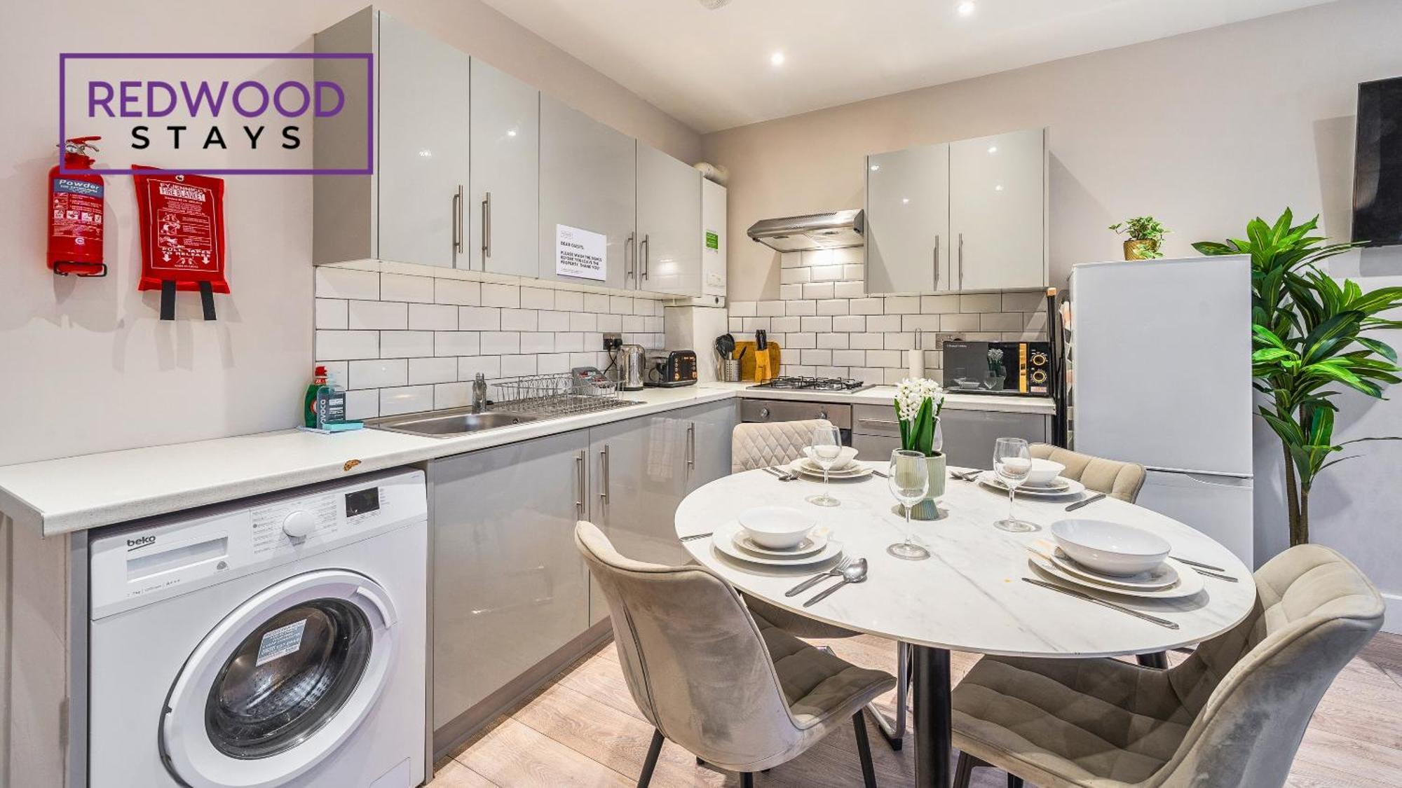 Newly Refurbished Everest Lodge Serviced Apartments For Contractors & Families, Free Wifi & Netflix By Redwood Stays Фарнборо Экстерьер фото